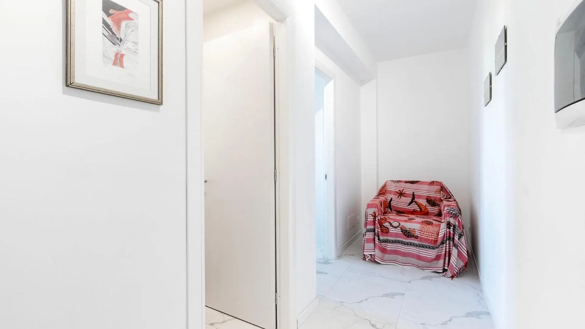 White And Grey Apartment Levanto 0*,  Italy