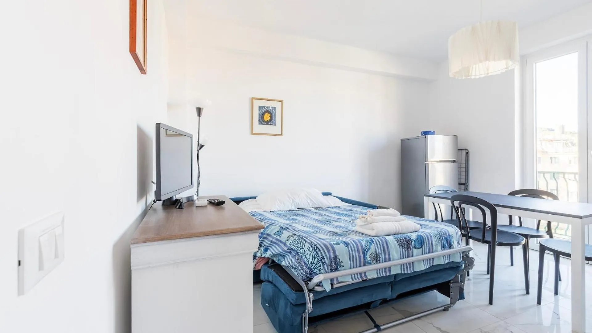 White And Grey Apartment Levanto 0*,